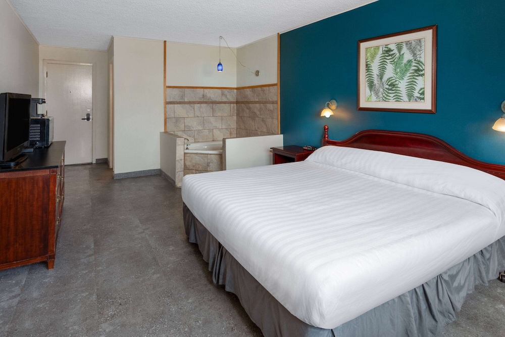 Deluxe Room, 1 King Bed, Non Smoking, Kitchenette (Drive-Up) photo 1