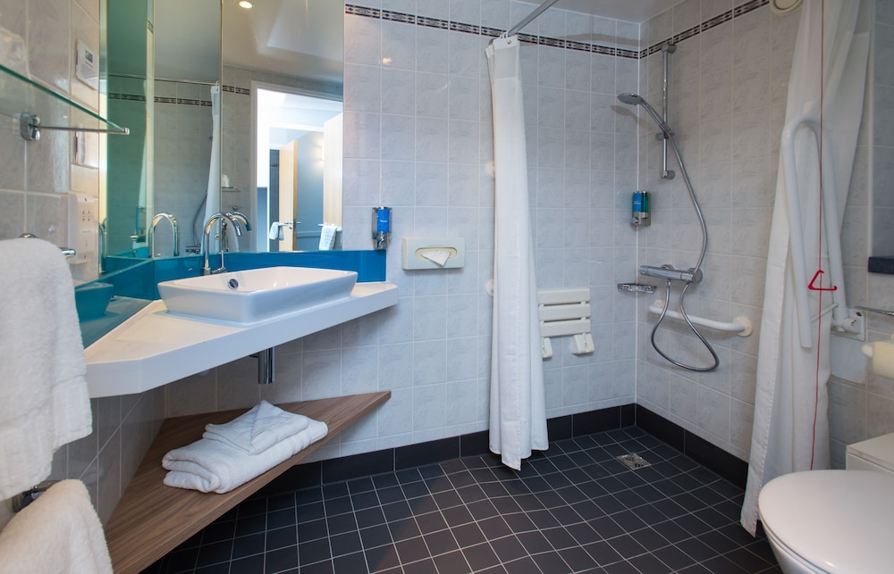 Standard Room, 1 Double Bed, Accessible (with Free Hot Breakfast) - Photo 4