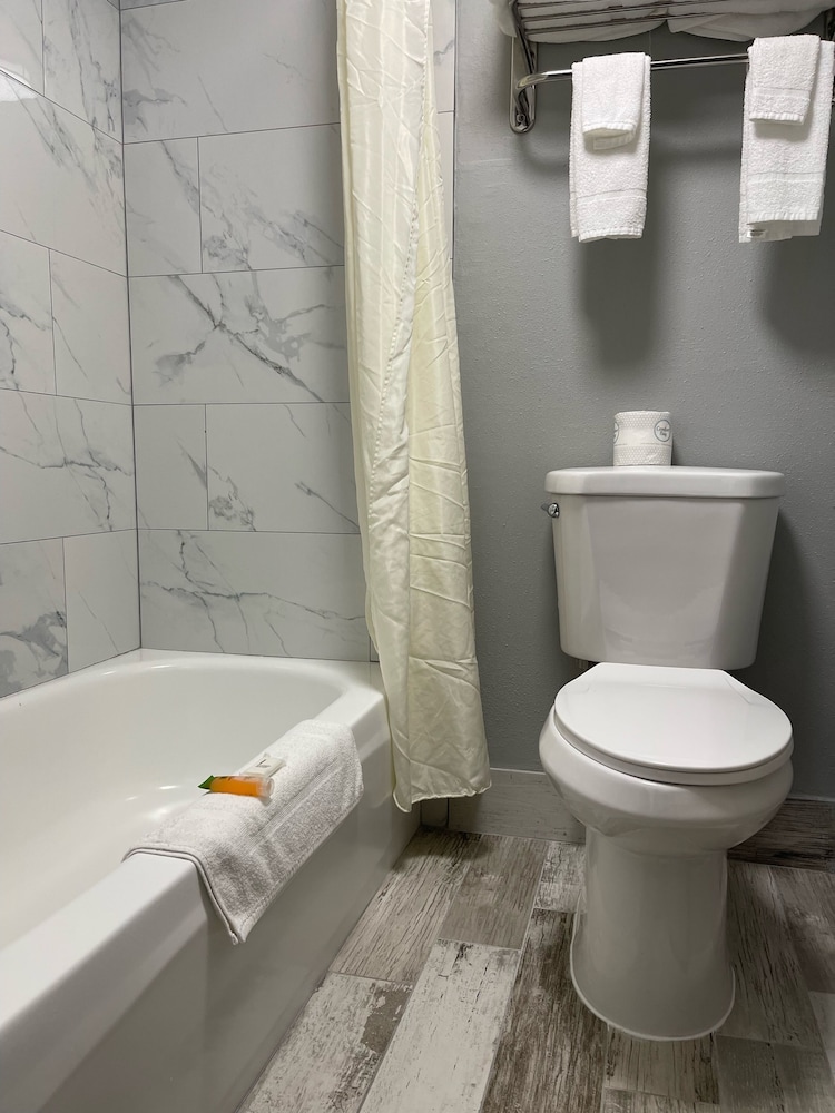 Room, 2 Queen Beds, Non Smoking (Dog Friendly) - Photo 2