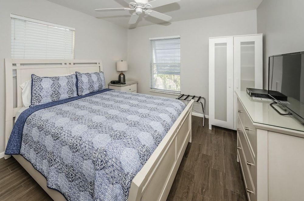 Suite, 1 Queen Bed, Non Smoking, Beach View photo 1