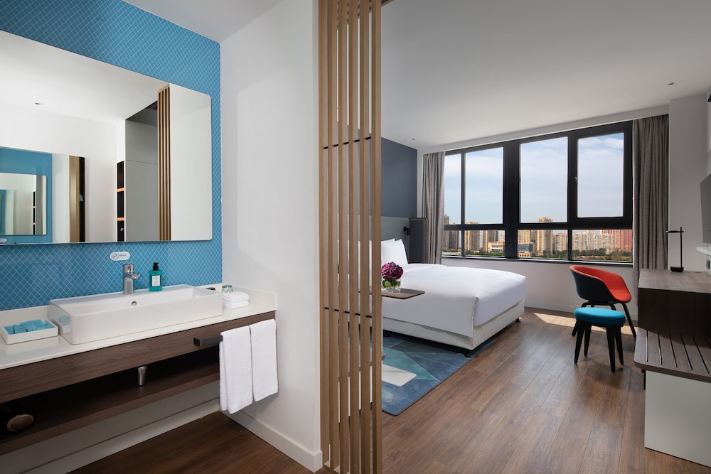 Standard Room, 1 King Bed - Photo 3