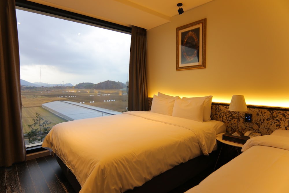 Standard Twin Room - Photo 9