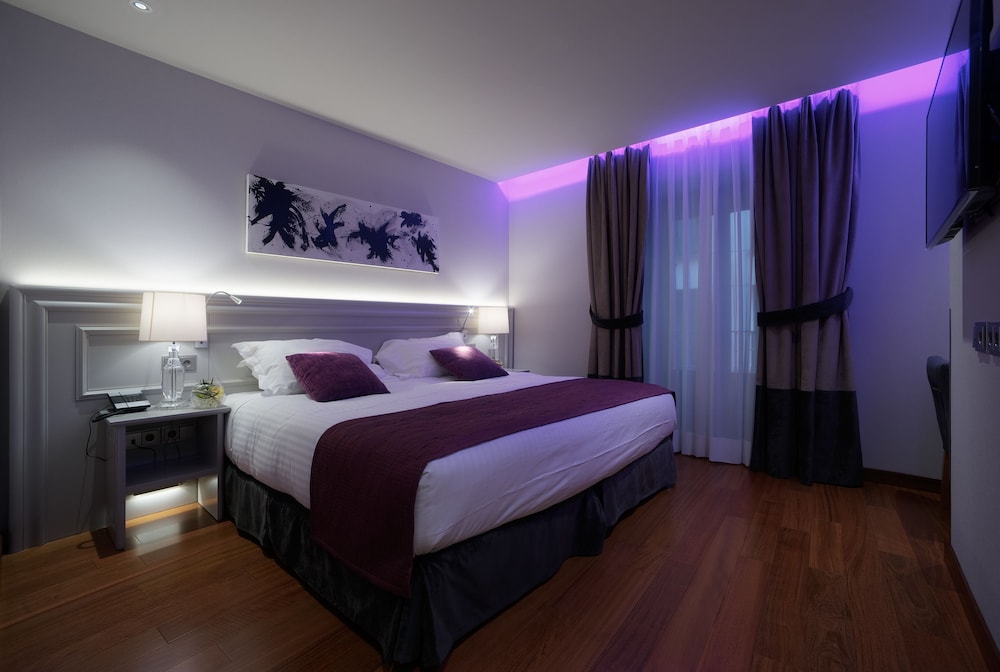 Premium Room, 1 King Bed, City View