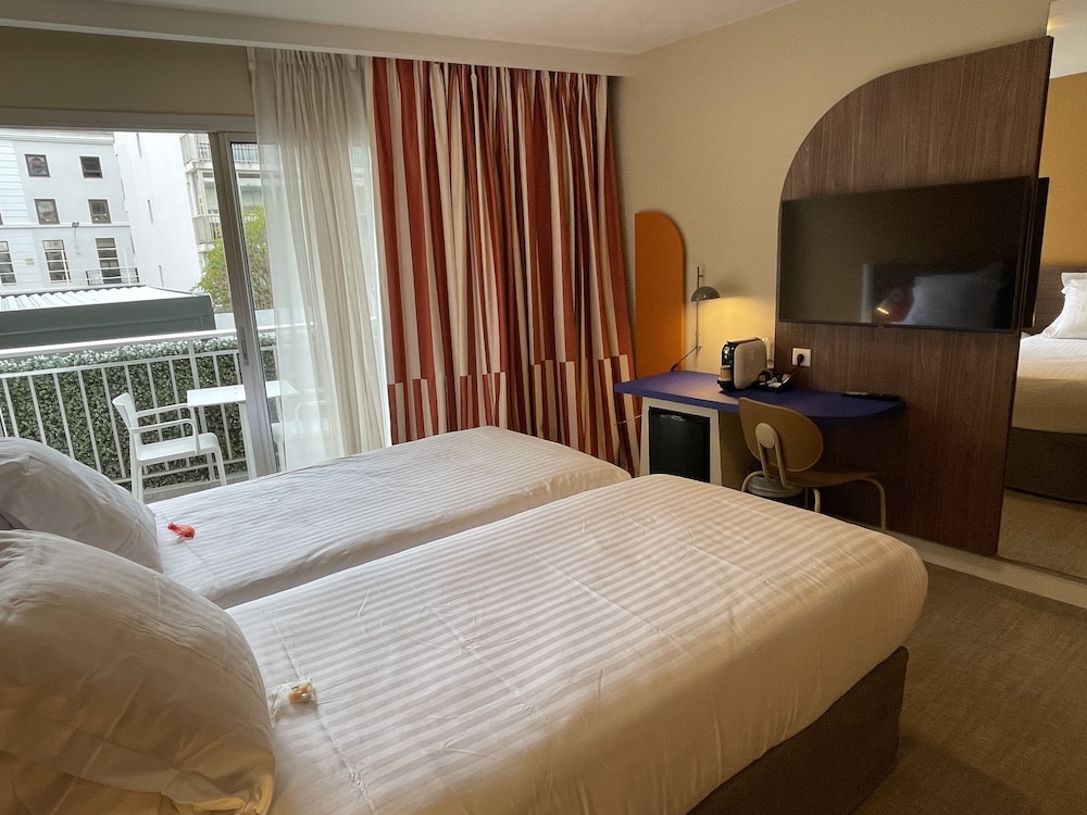 Premium Twin Room - Photo 3