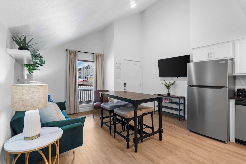 Condo, Multiple Beds, Balcony (403 Vet's Blvd E-391)