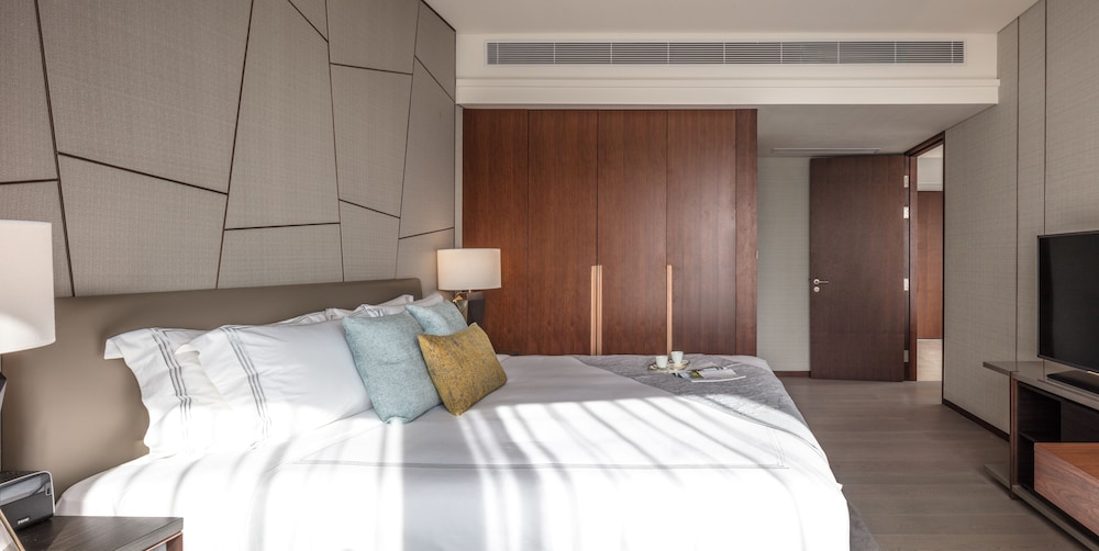Deluxe Studio, 1 King Bed photo 2