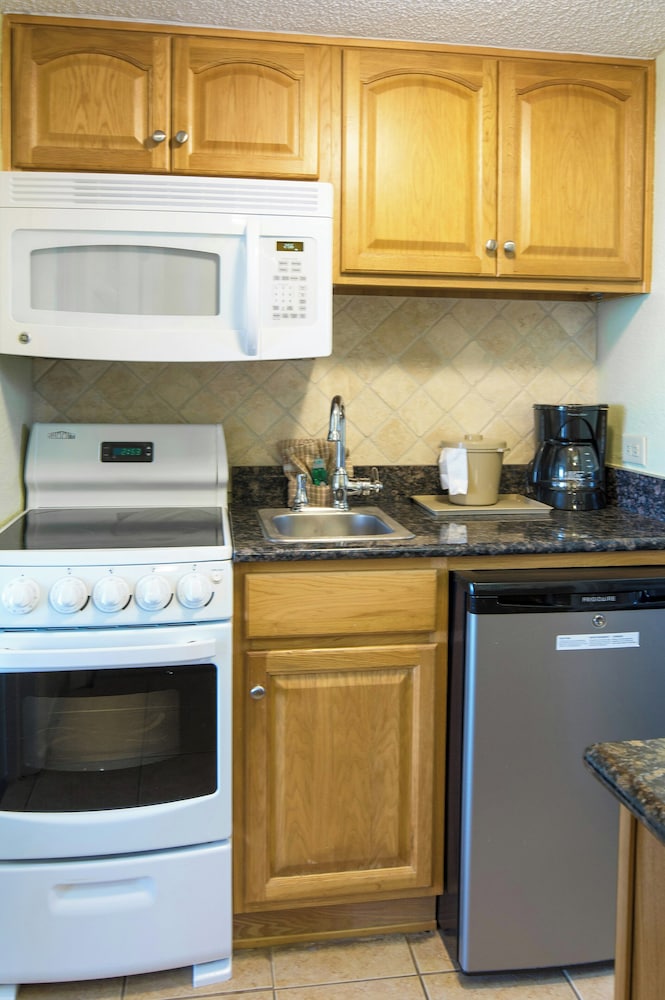 Schooner Oceanfront Mini Suite - Photo 4