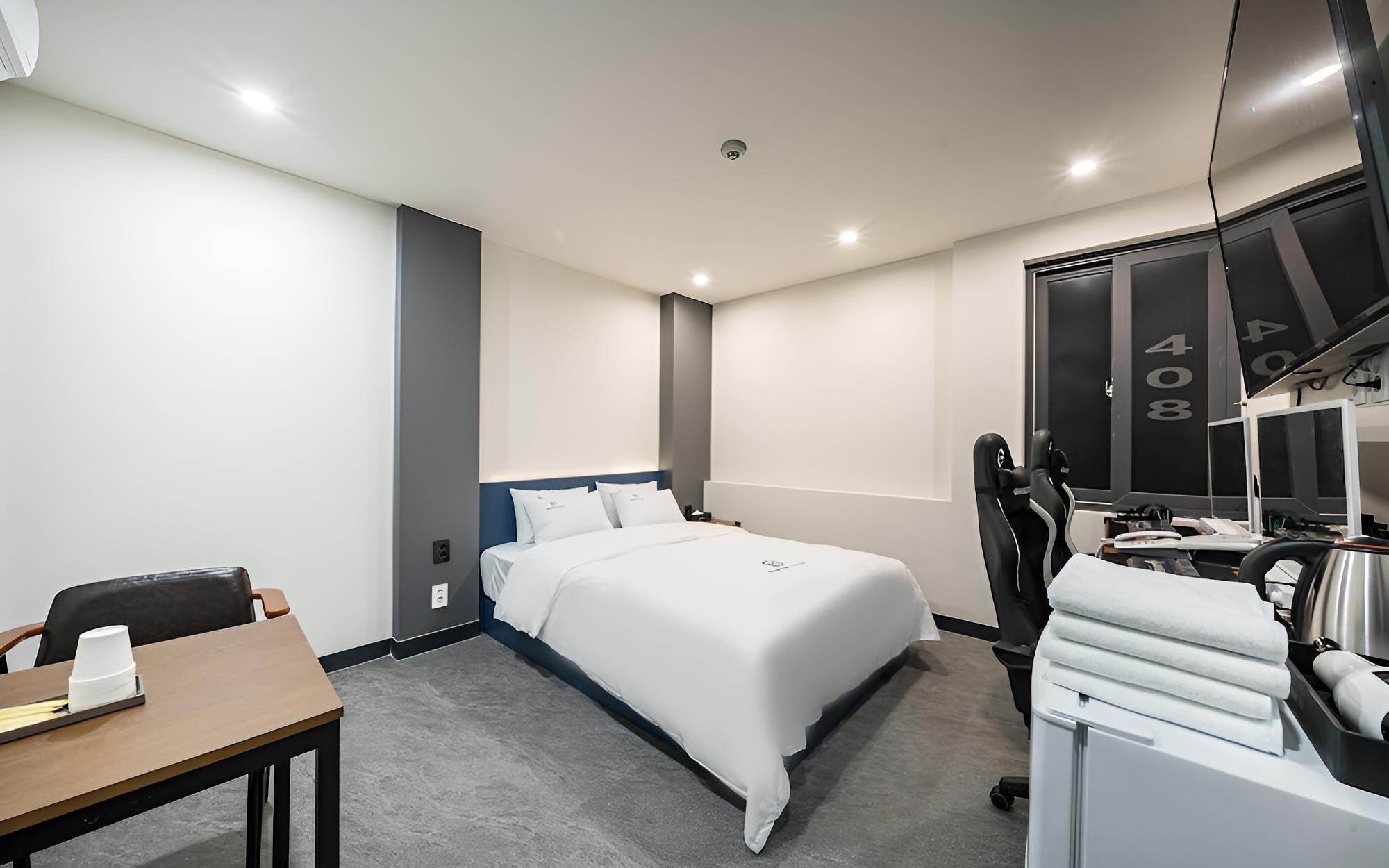 Room (Standard 2PC(2PC 65inch TV Netflix Wa) - Photo 4