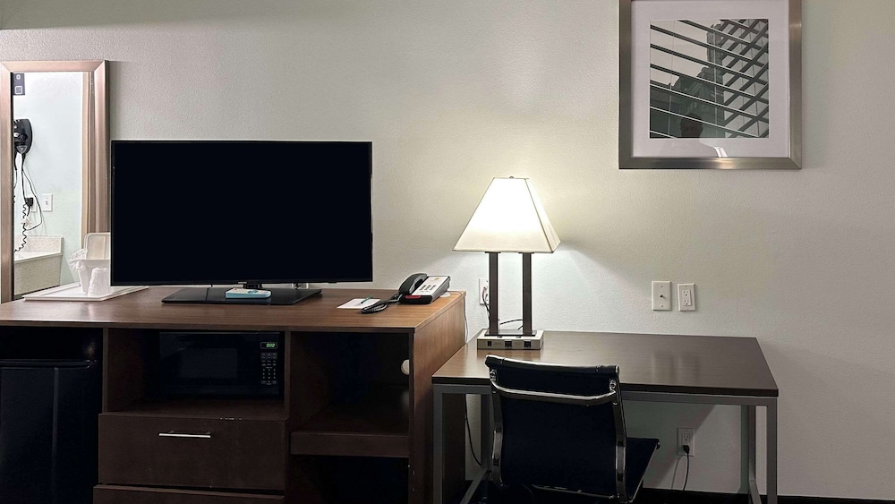 Suite, 1 Queen Bed, Non Smoking photo 2
