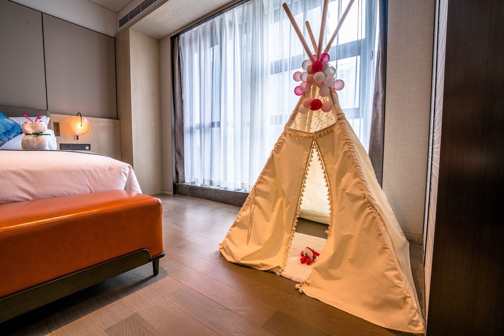King One Bedroom Family Suite
