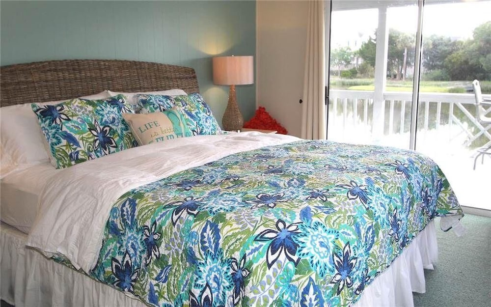House, Multiple Beds (At Water's Edge) photo 3