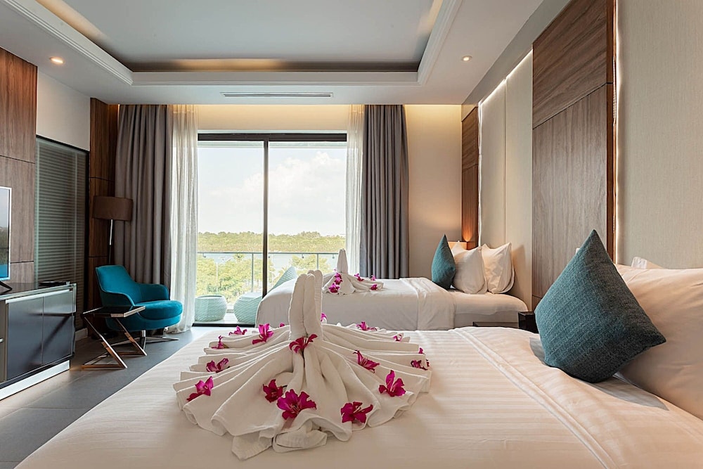 Grand Deluxe Twin Pool View - Photo 11