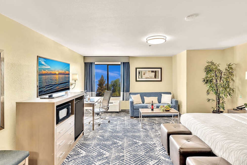 Suite, 1 King Bed, Accessible, Bathtub - Photo 2