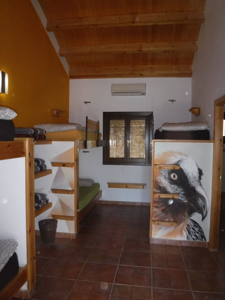 Shared Dormitory, Mixed Dorm, Shared Bathroom (1 bed in a room of 6 - Colungo) photo 2
