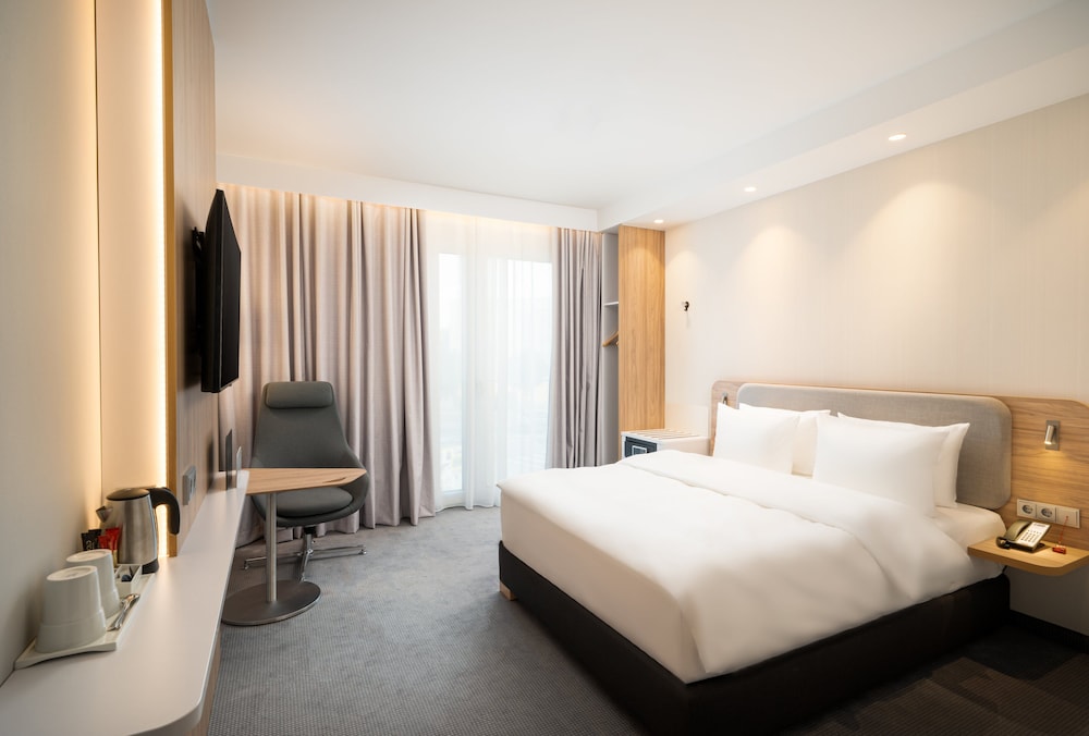 Standard Room, 1 Queen Bed, Accessible (Extra Floor Space) - Photo 1