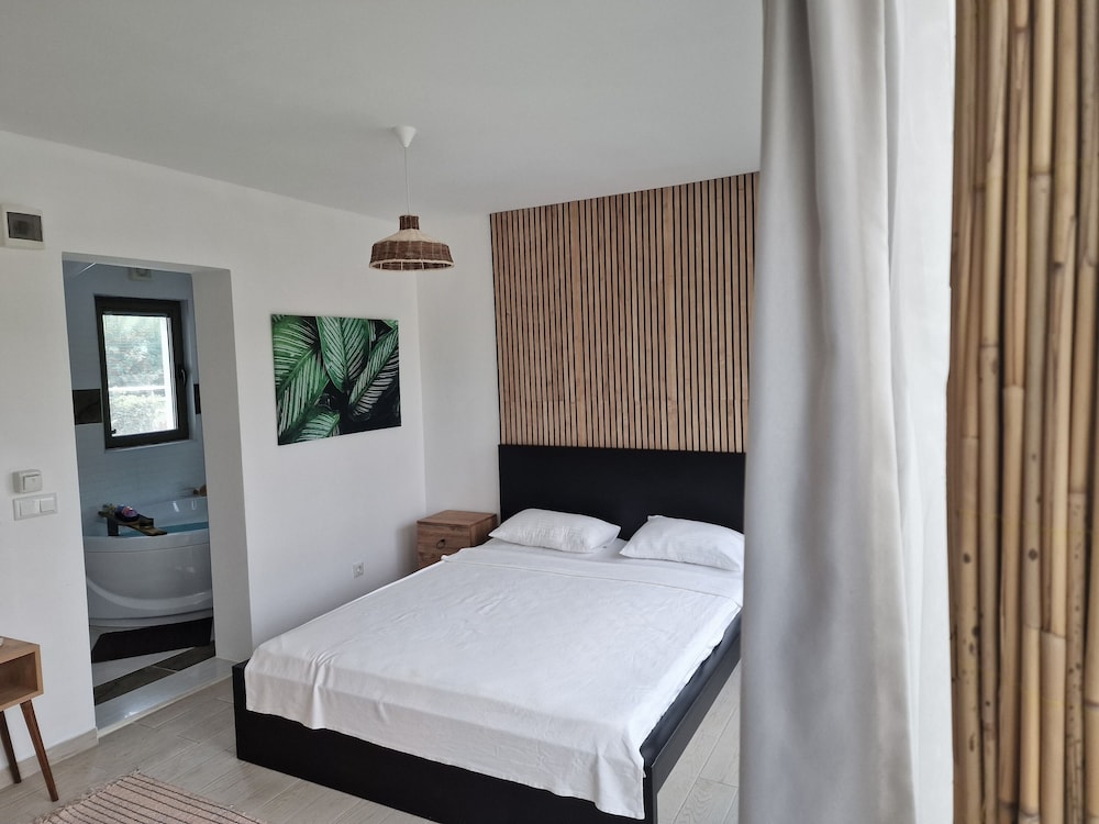 Deluxe Double Room, 1 Queen Bed, Jetted Tub, Pool View