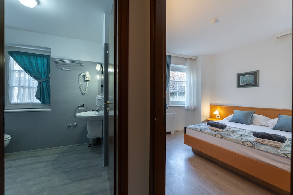 Standard Room, 1 King Bed - Photo 6