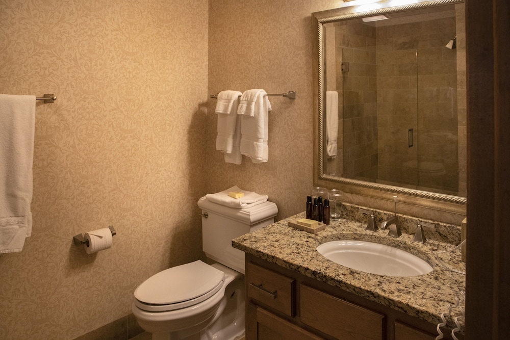Deluxe Suite, 1 Queen Bed with Sofa bed, Garden View photo 3