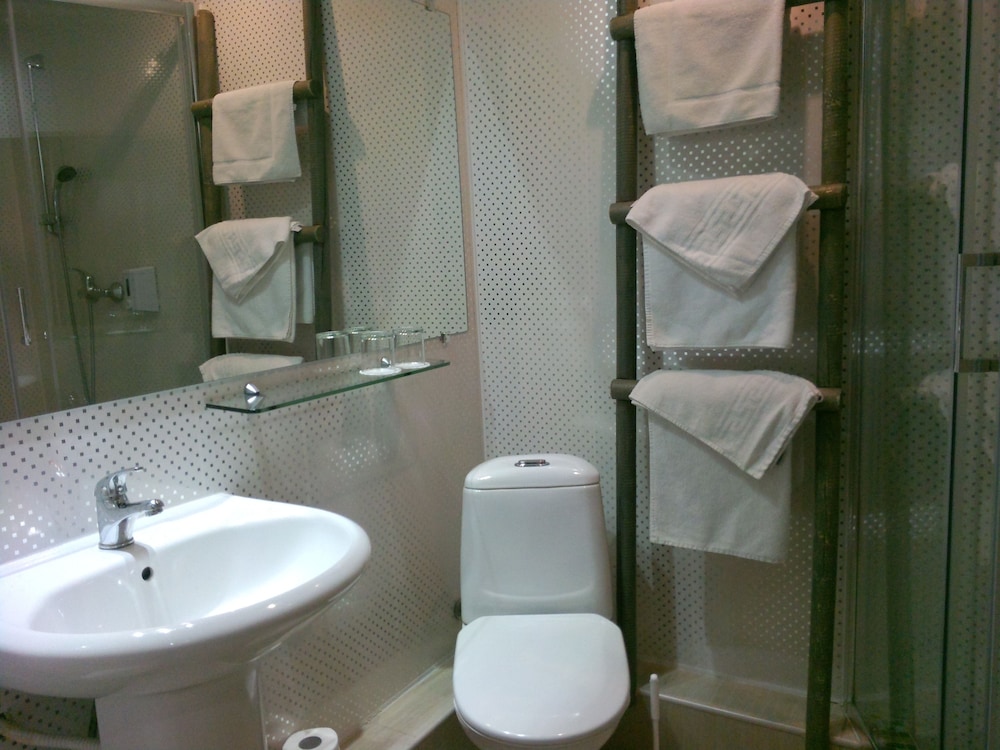 Double or Twin Room - Photo 7