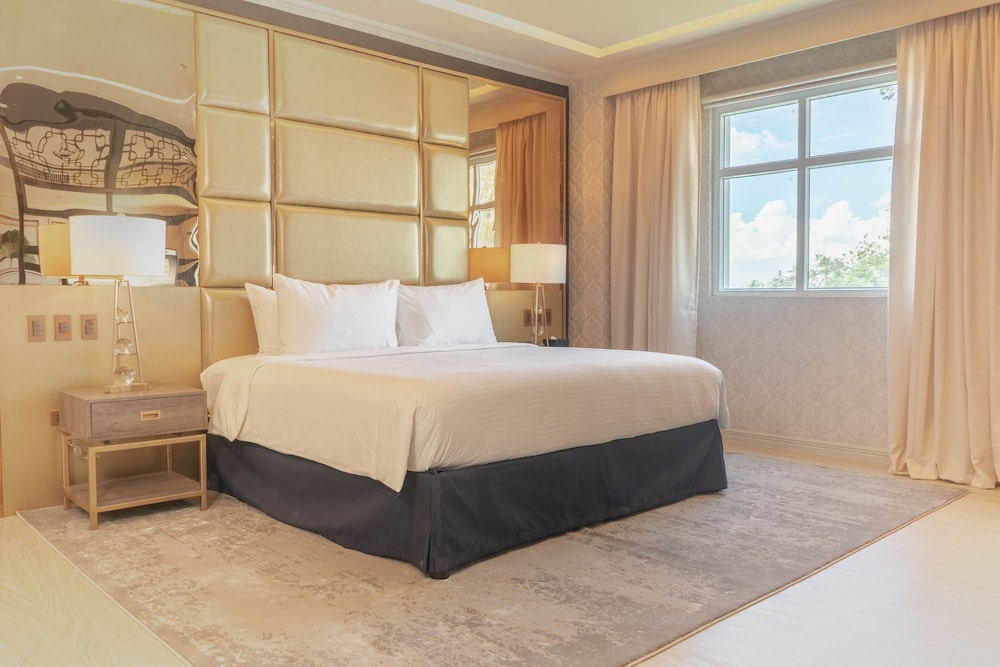 Executive Suite, 1 King Bed, Bathtub - Photo 1