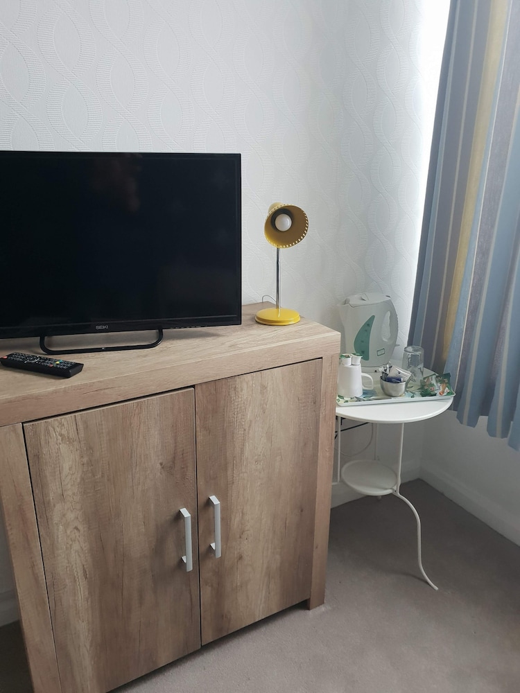 Basic Single Room, Shared Bathroom photo 3