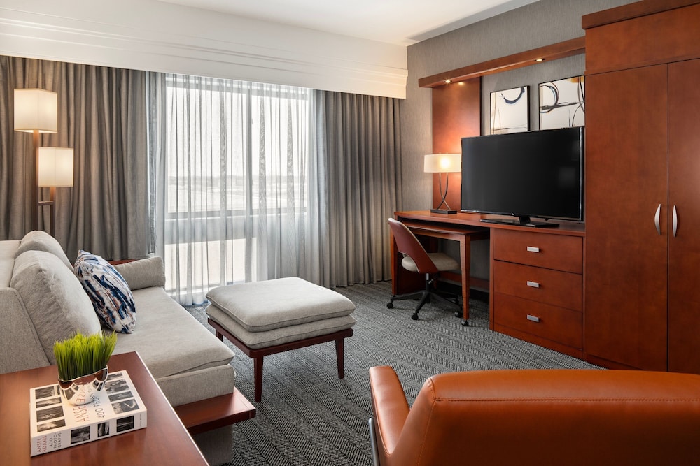 Suite, 1 Bedroom - Photo 1