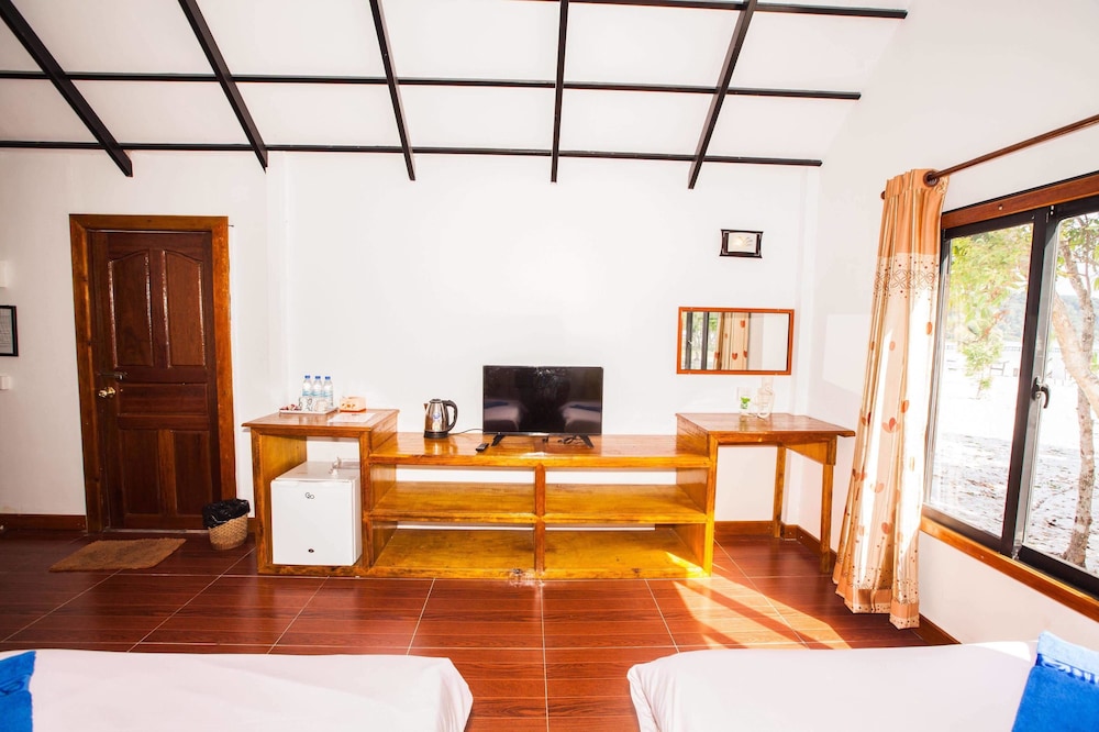 Deluxe Bungalow, 3 Twin Beds, Sea View photo 3
