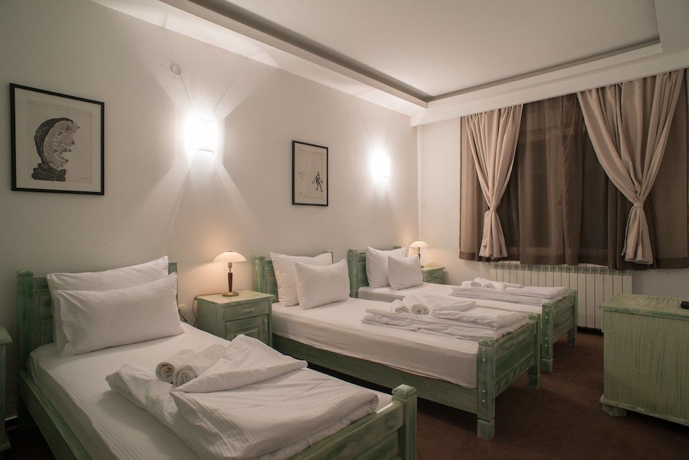 Standard Triple Room, 3 Bedrooms, Park View photo 2