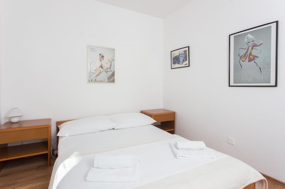 Apartment (Four-Bedroom Apartment With Balcony)
