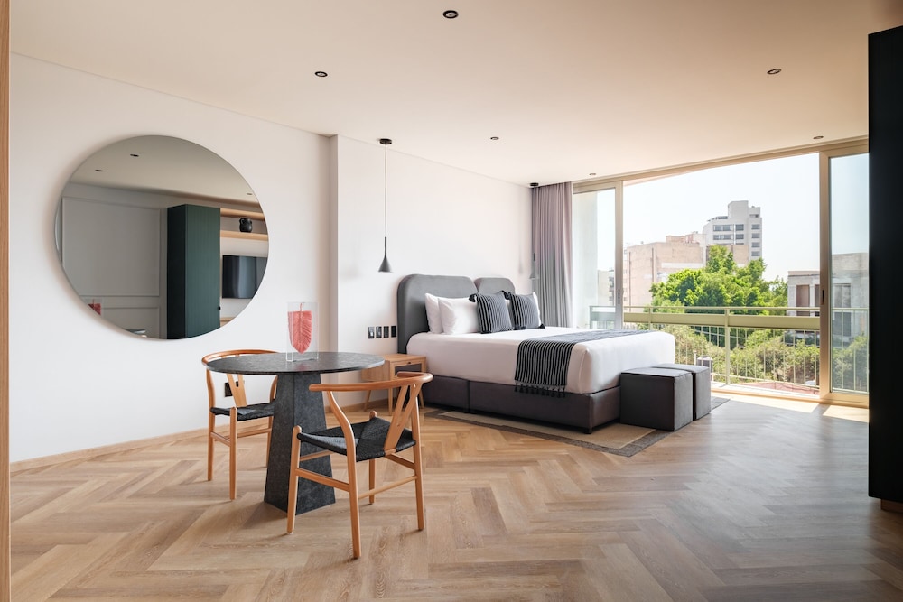 City Studio, Balcony