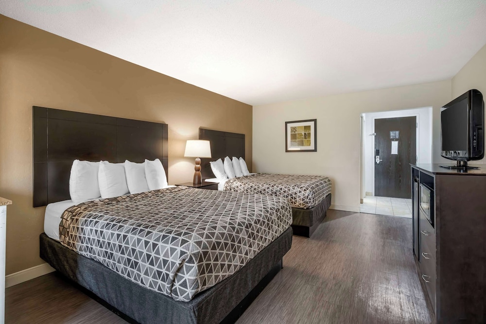 Suite, 2 Queen Beds, Non Smoking, Refrigerator & Microwave (with Sofabed) - Photo 2