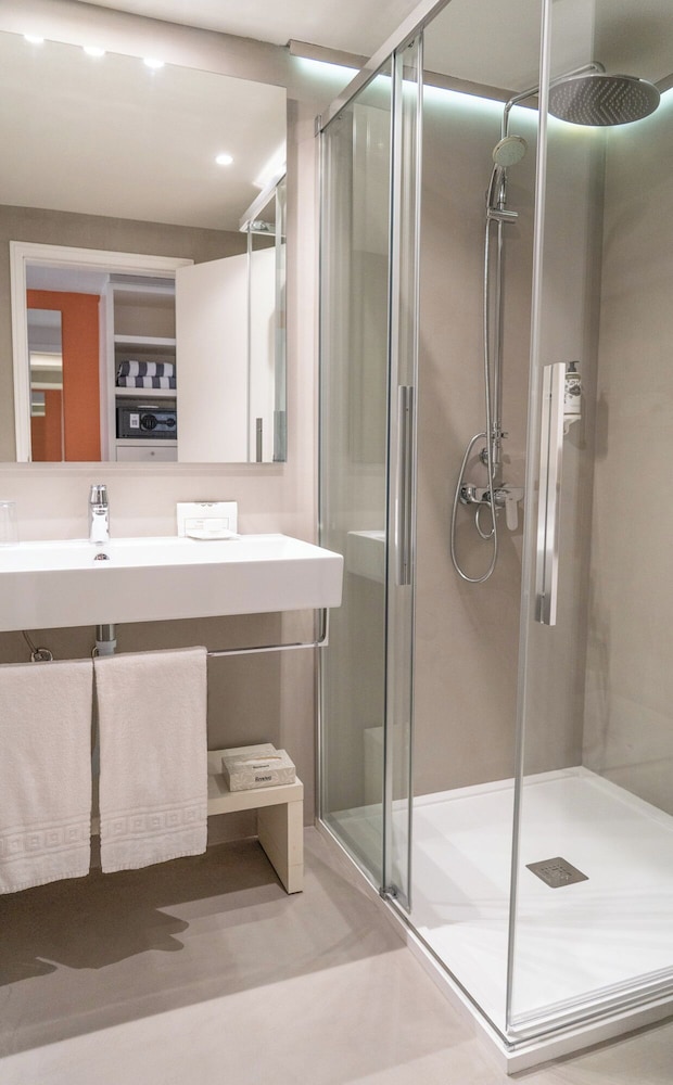 Double or Twin Room - Photo 6