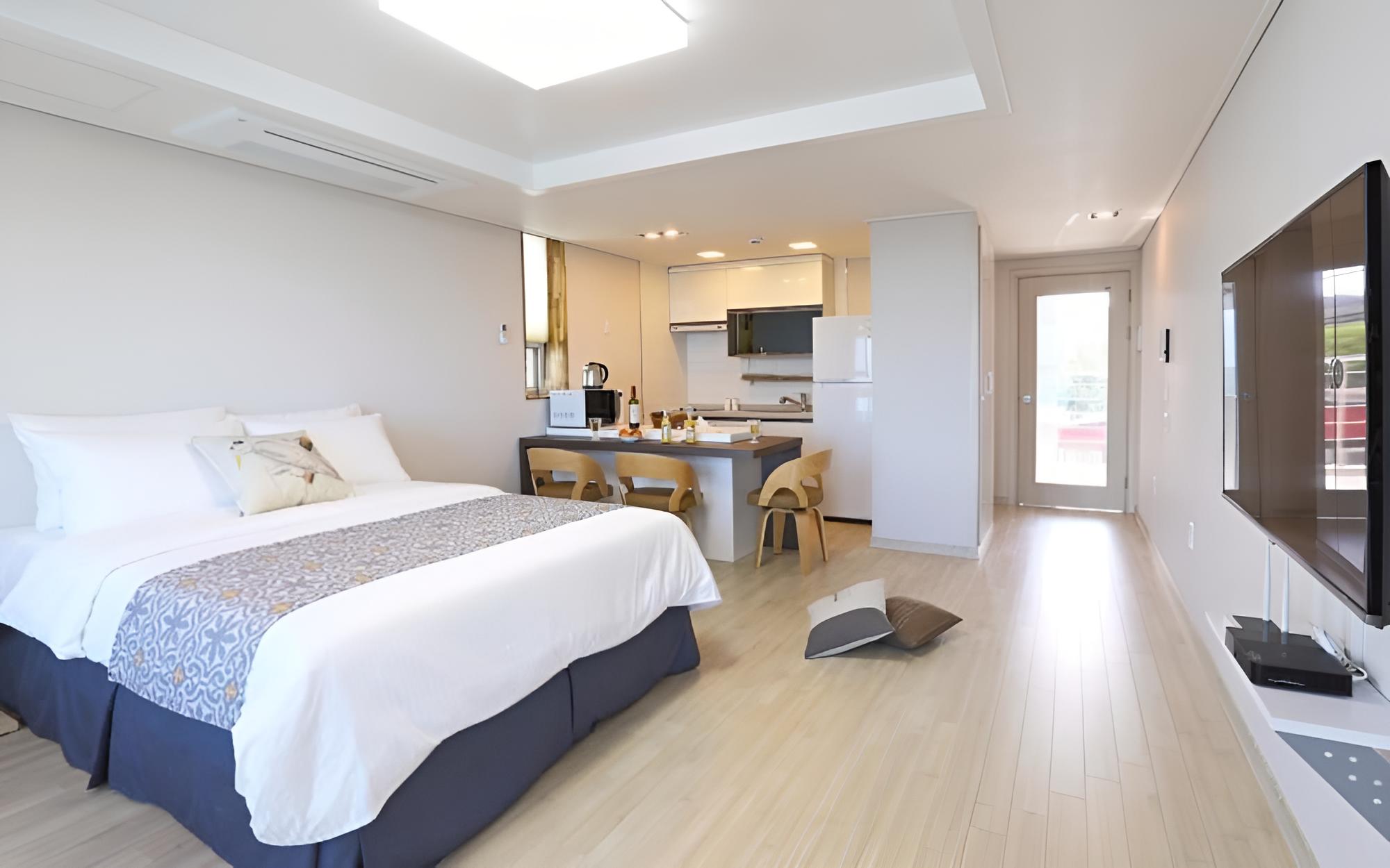 Room (S 204)
