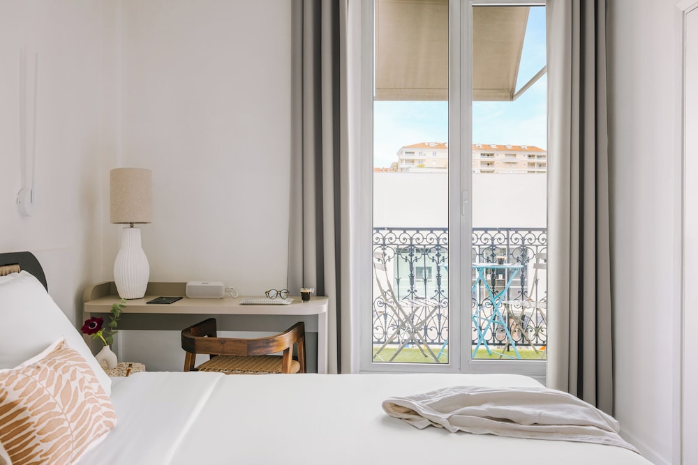 Junior Room, 1 Queen Bed, Balcony