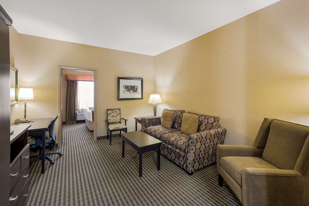 Suite, 1 Queen Bed, Non Smoking, Refrigerator & Microwave (with Sofabed) photo 2