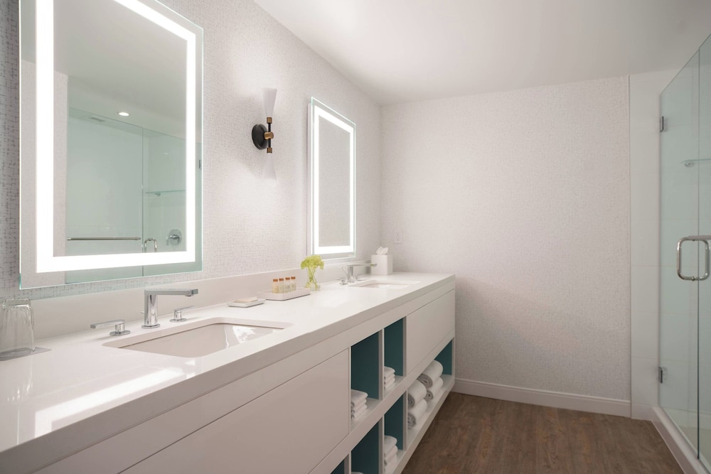 Studio Suite, 1 Bedroom (Mobility/Hearing Access, Roll-in Shwr) - Photo 6