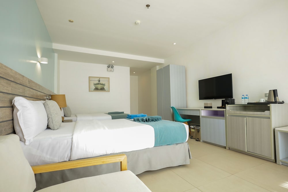 Room, 2 Double Beds, Pool Access, Poolside photo 1