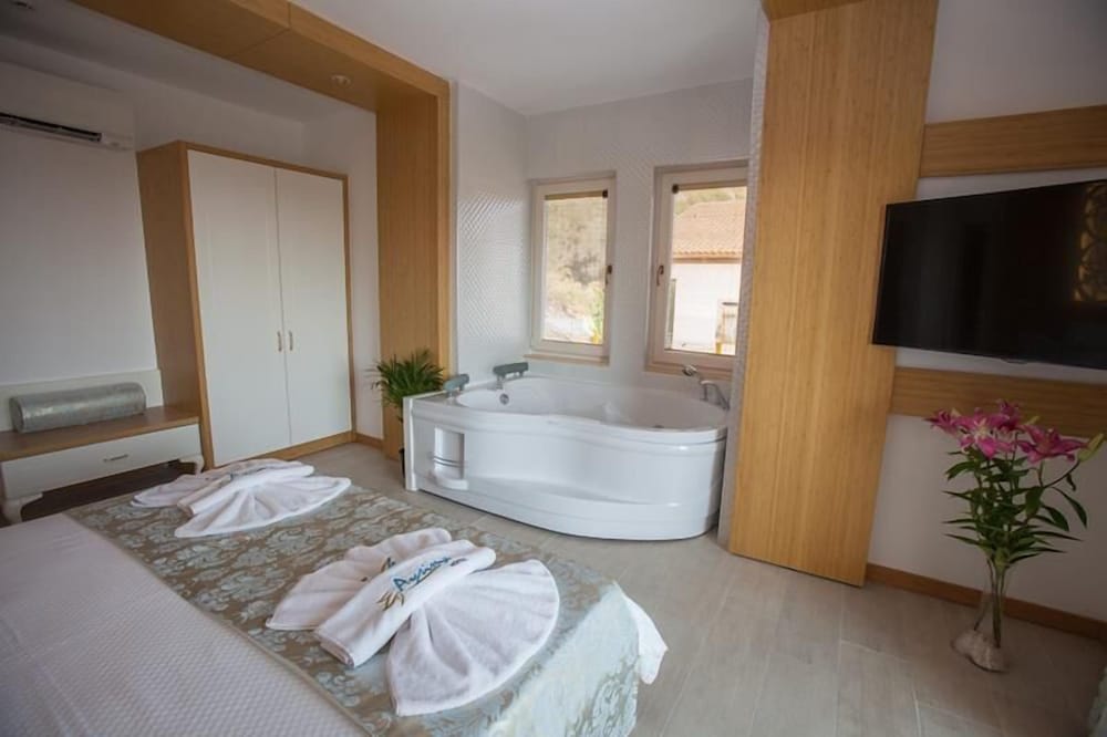 Deluxe Double Room, 1 Double Bed, Jetted Tub, Sea View photo 3