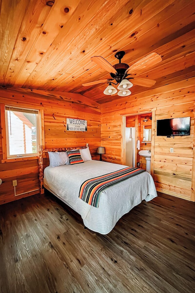 Classic Cabin, 1 Queen Bed, Mountainside photo 1