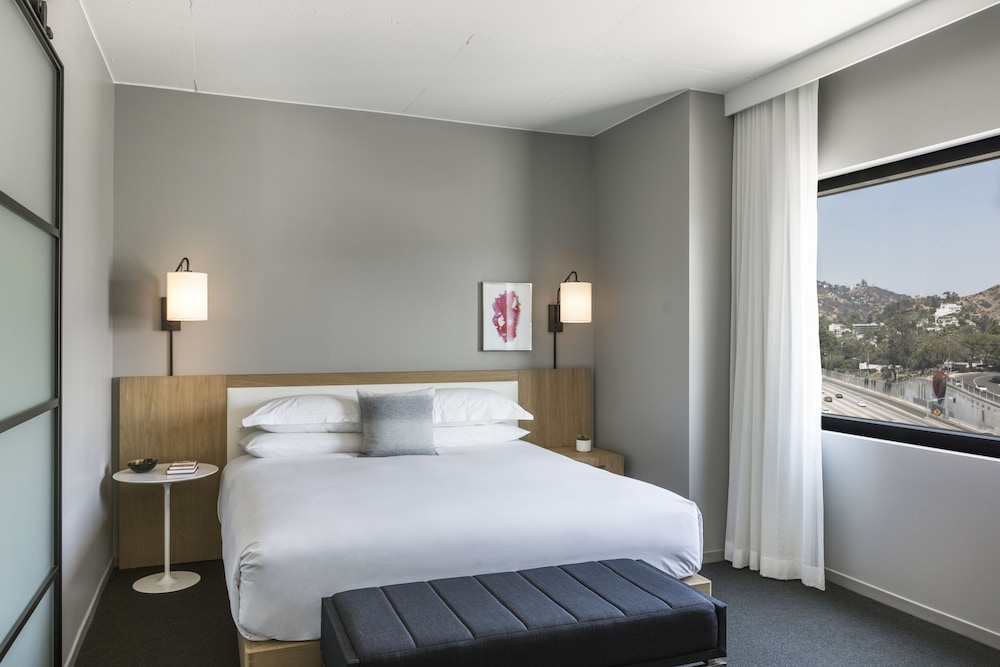 Suite, 1 King Bed with Sofa bed (Everly)