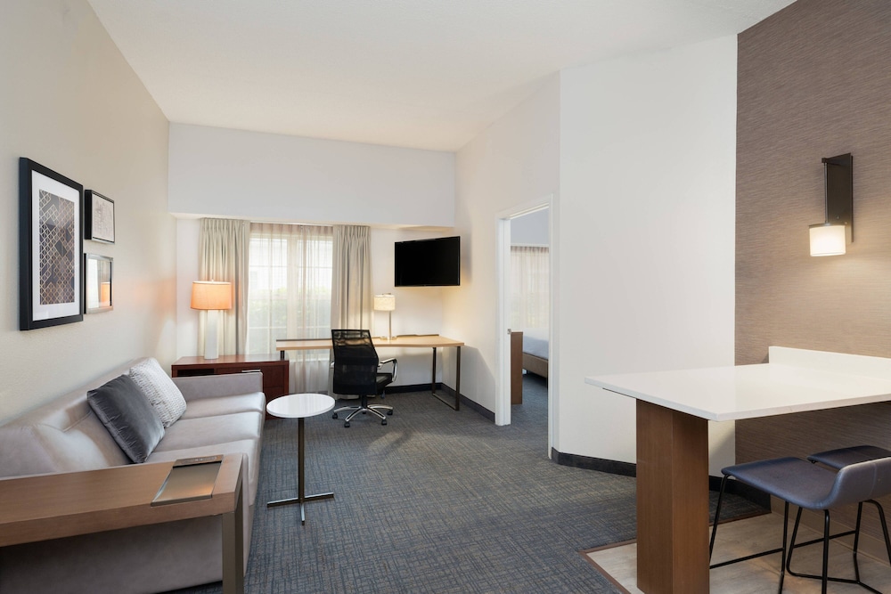 Suite, 1 Bedroom (Mobility/Hearing Access, Roll-In Shwr)