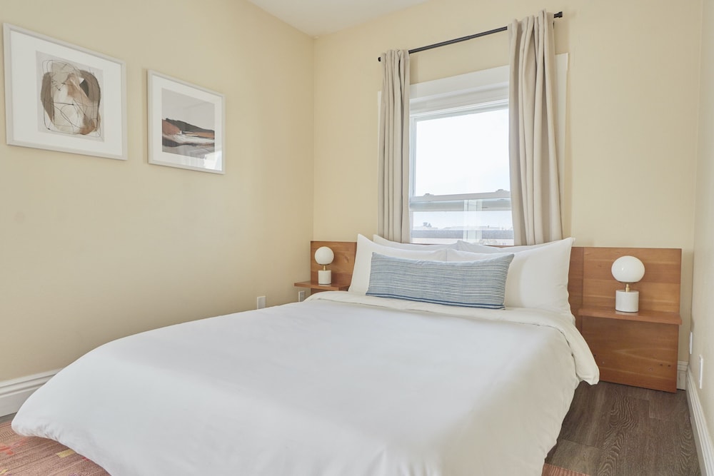 Premium Suite, 1 Queen Bed (Self Check-in with Virtual Front Desk)