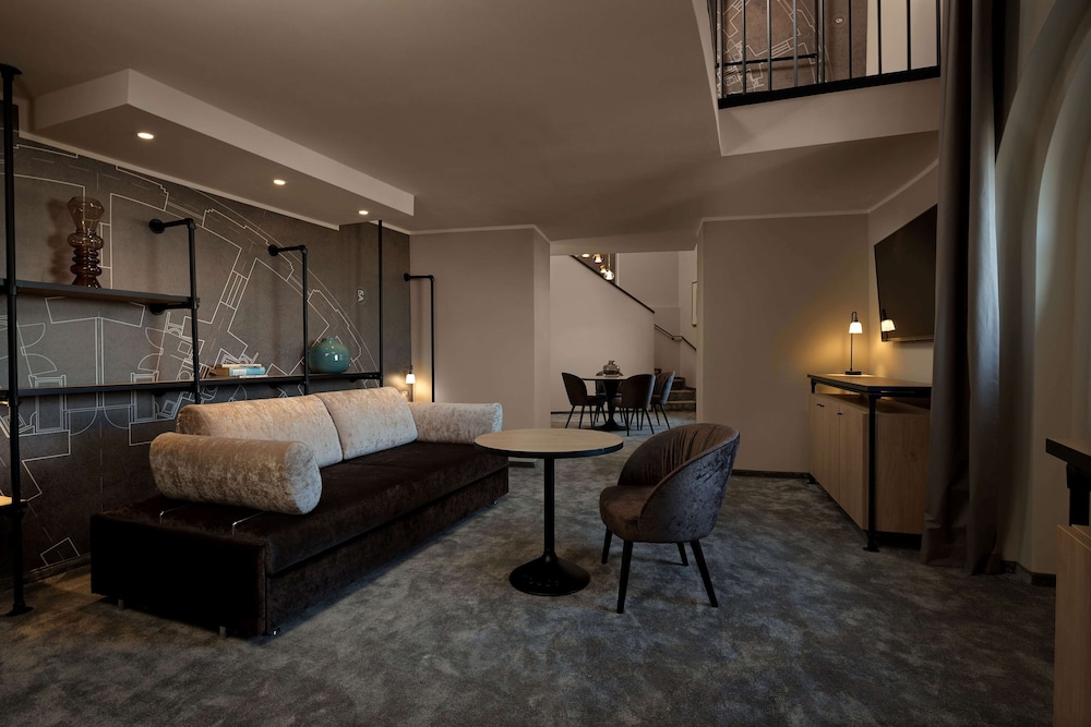 Suite, 1 King Bed (Art Duplex) thumbnail 6