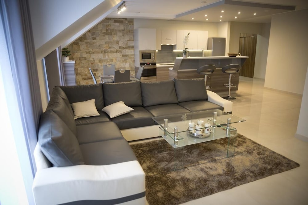 Suite, 2 Bedrooms - Photo 2