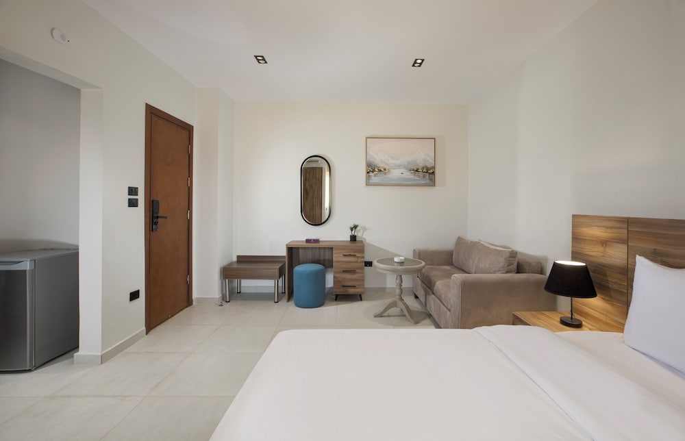 Deluxe Studio, Kitchenette, Pool View