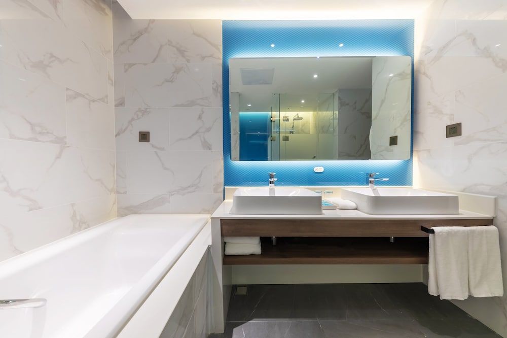 Standard Room, Multiple Beds (Extra Space) - Photo 3