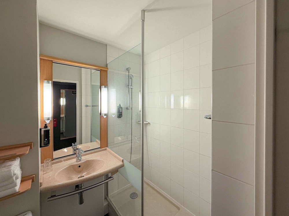 Room, Multiple Beds - Photo 13