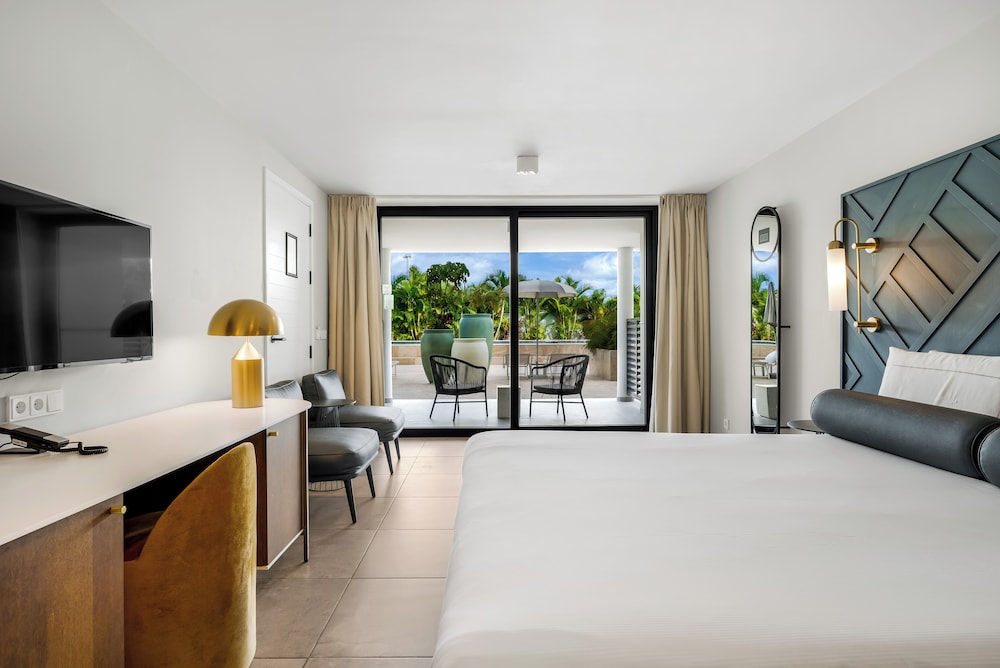Deluxe Room, 1 King Bed, Accessible (Mobility/Hearing, Roll In Shower)