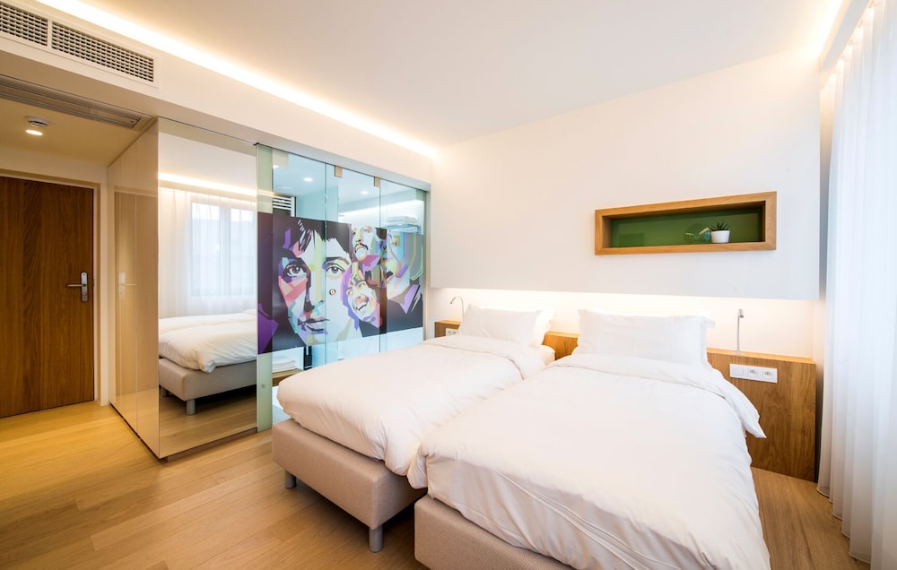 Deluxe Double Room Single Use, 2 Twin Beds, Non Smoking, City View