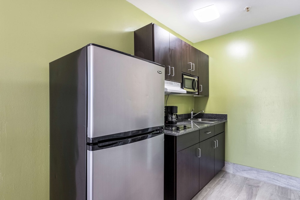 Deluxe Room, 1 Queen Bed, Non Smoking, Kitchenette - Photo 13